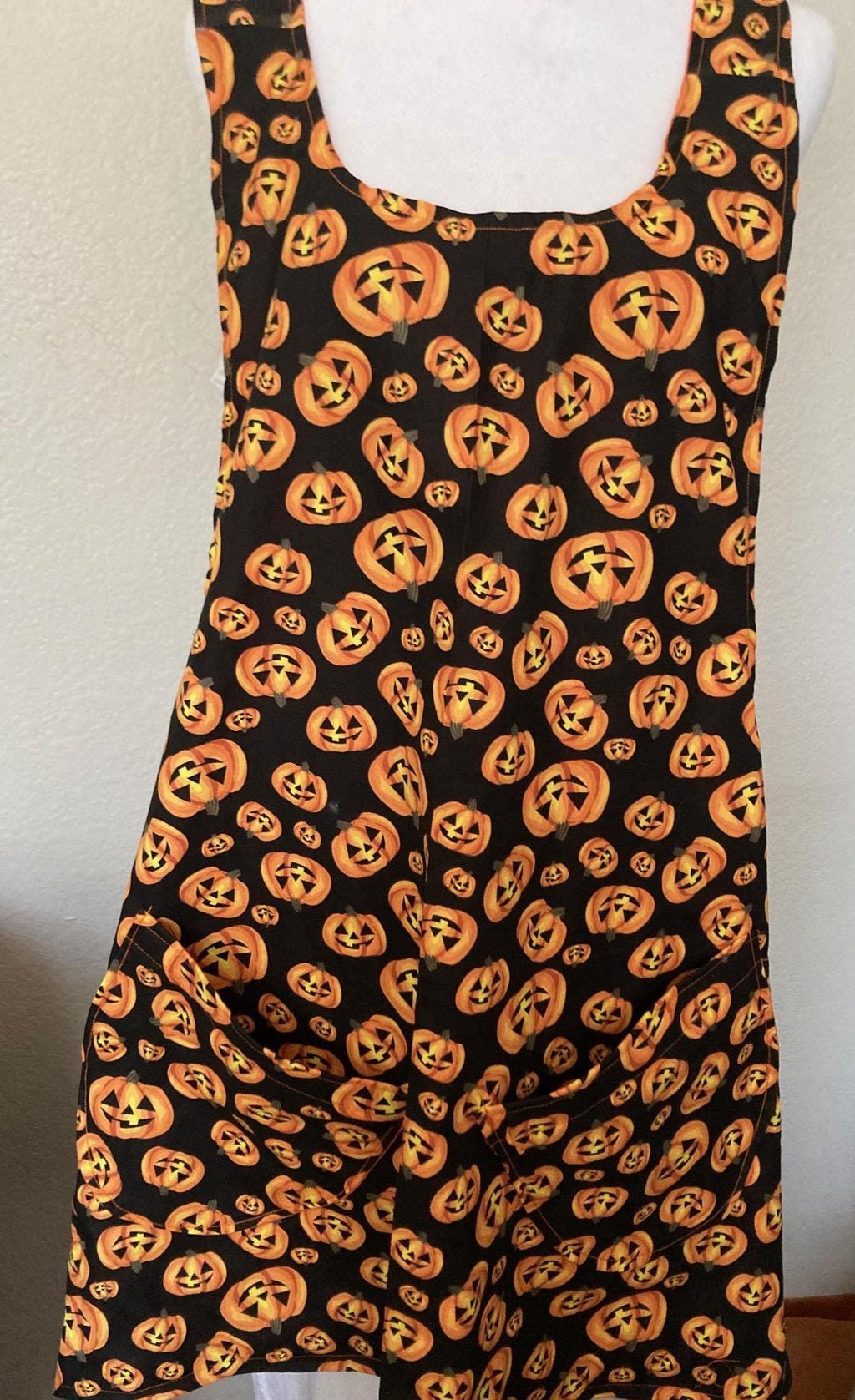 HALLOWEEN PUMPKINS Scattered on black fabric reversible cross back apron