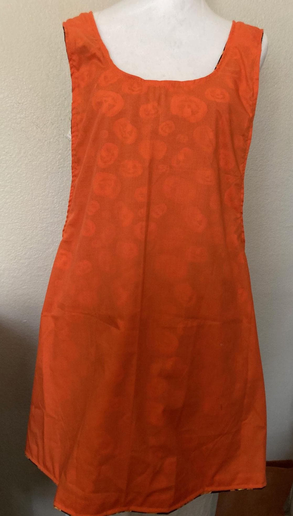 HALLOWEEN PUMPKINS Scattered on black fabric reversible cross back apron