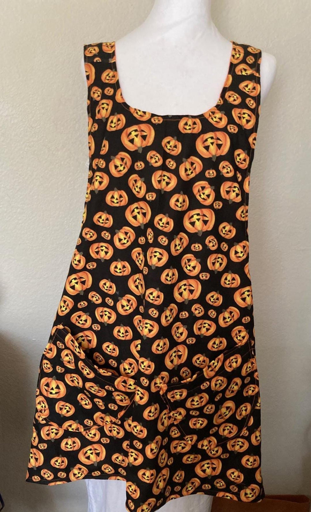 HALLOWEEN PUMPKINS Scattered on black fabric reversible cross back apron