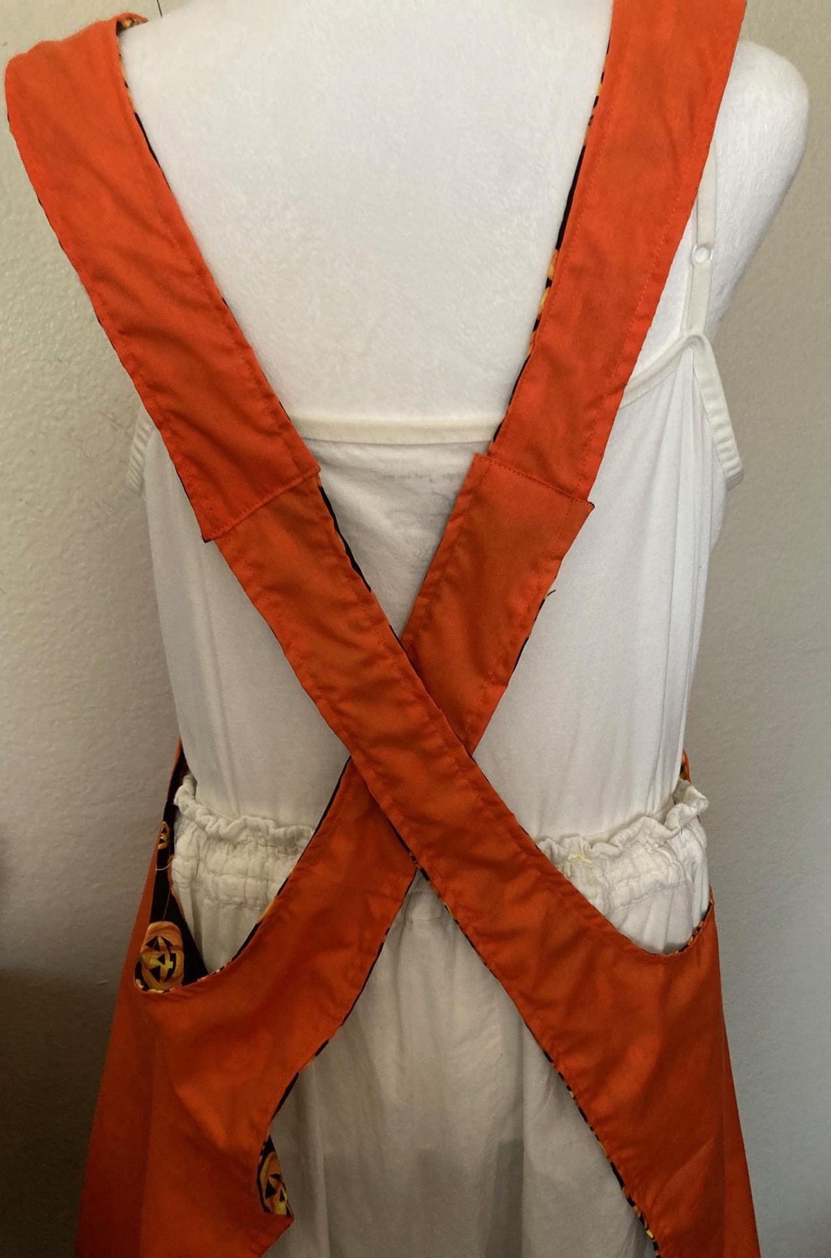 HALLOWEEN PUMPKINS Scattered on black fabric reversible cross back apron